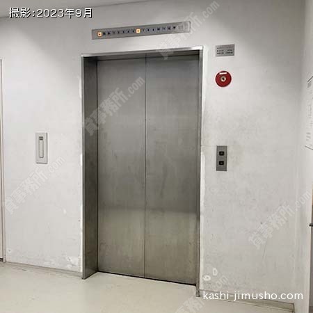 人荷用エレベーター