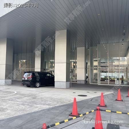 ビル入口前面
