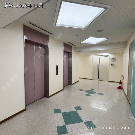 貸室階エレベーターホール