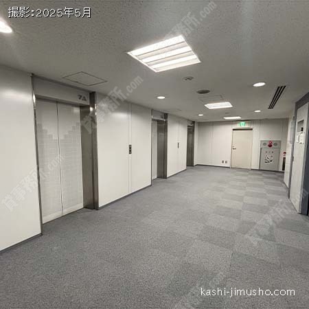 貸室階エレベーターホール
