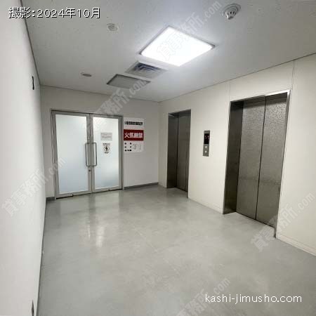 貸室階エレベーターホール