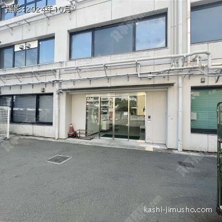 ビル入口(駐車場側)