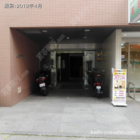 ビル入口前