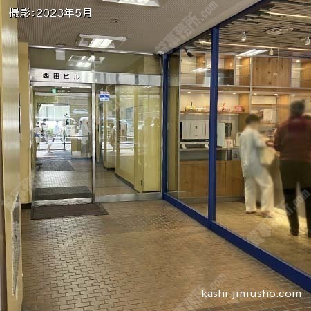 ビル入口前面