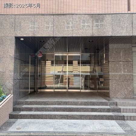 ビル入口前面