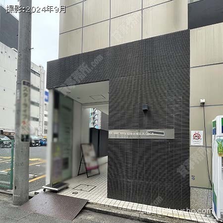 ビル入口前面