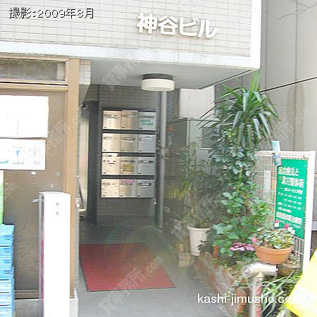 観葉植物があり落ち着いたビル入口