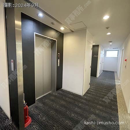 貸室階エレベーターホール