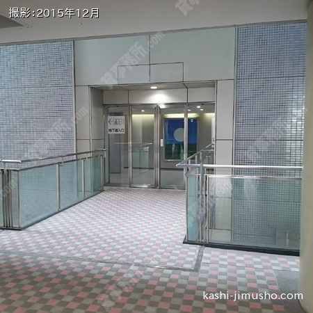 商業棟入口（オフィス棟から）