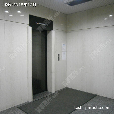エレベーター前