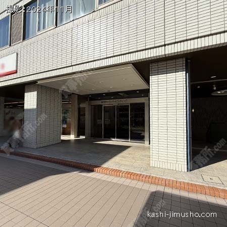 ビル入口前面