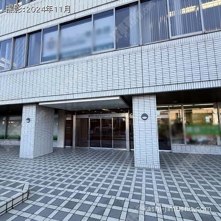 ビル入口前面