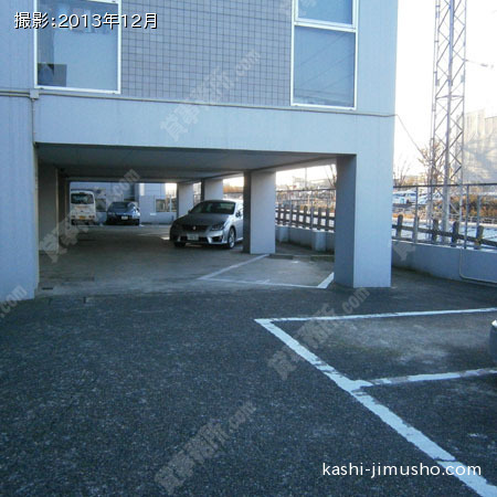 ビル裏の平面駐車場