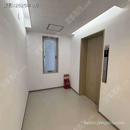 貸室階エレベーターホール