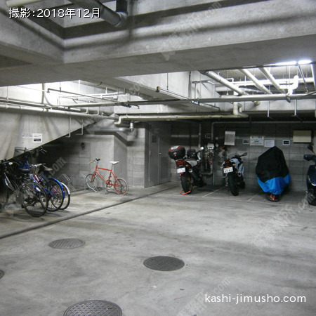 地下のバイク置場