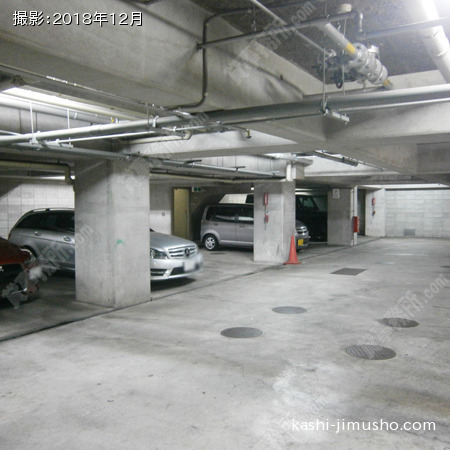 地下の平置き駐車場