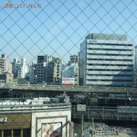  窓から京急川崎駅が見えます