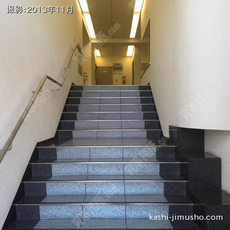 入口すぐの階段
