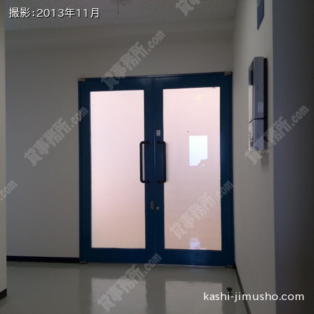 ガラス張りの貸室入口