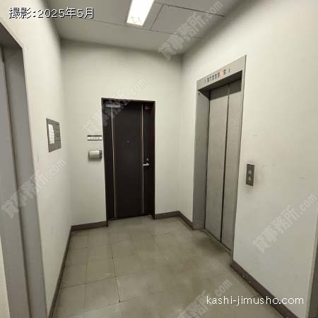 貸室階エレベーターホール
