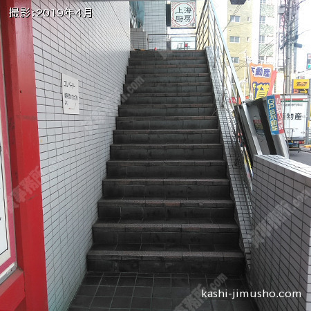 2階エントランスへの階段