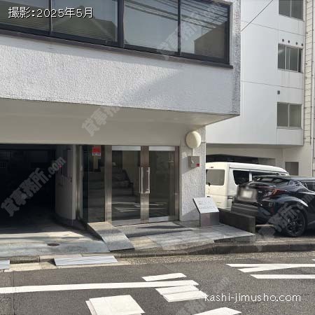 ビル入口前面