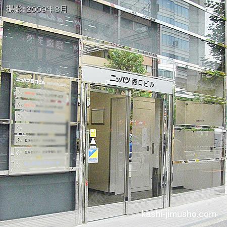 ガラス張りの明るい印象のビル入口