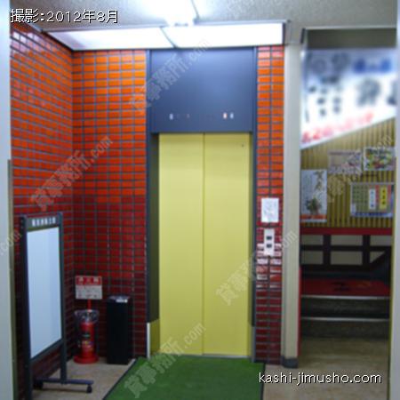 ポップな印象のエレベーターホール