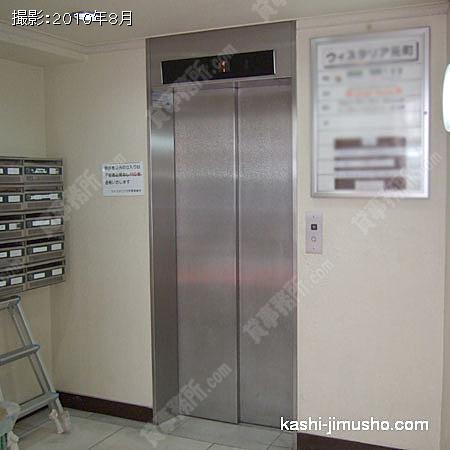 エレベーター前 