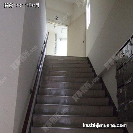 貸室への階段 