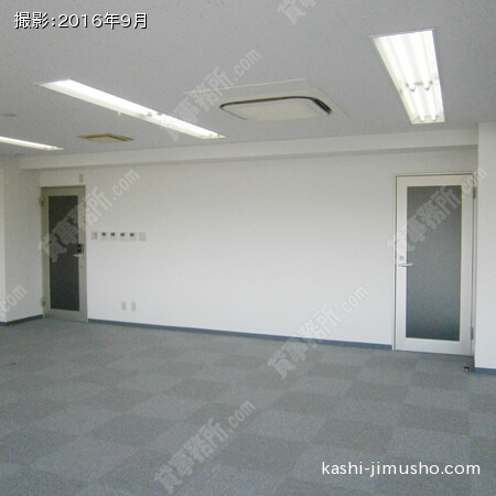 402号室は扉が2枚あります