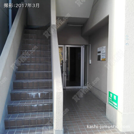 ビル入口前