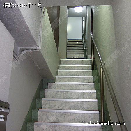 貸室内への階段