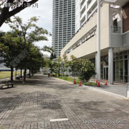 建物前面の公園 