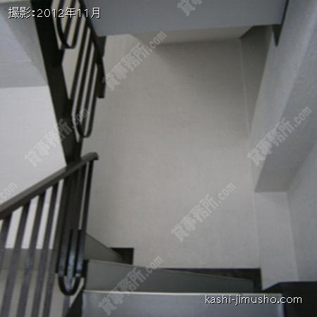 貸室への階段 貸室への階段