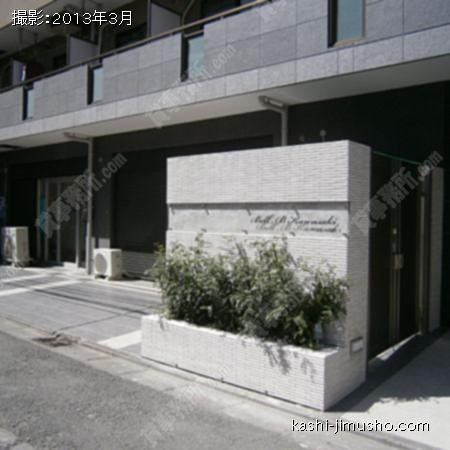 建物前