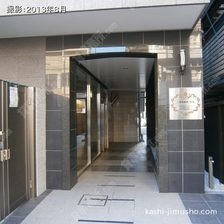 建物入口前