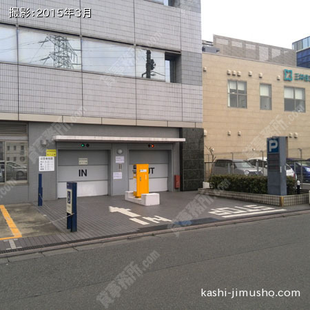 ビル裏手の機械式駐車場