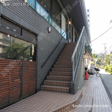 2階店舗階への階段