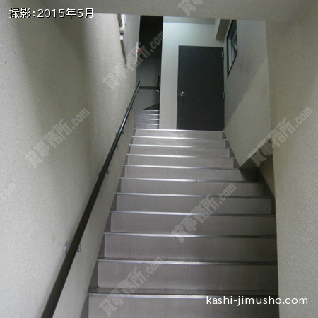 貸室への階段