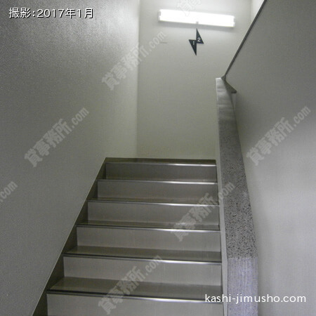 貸室への階段