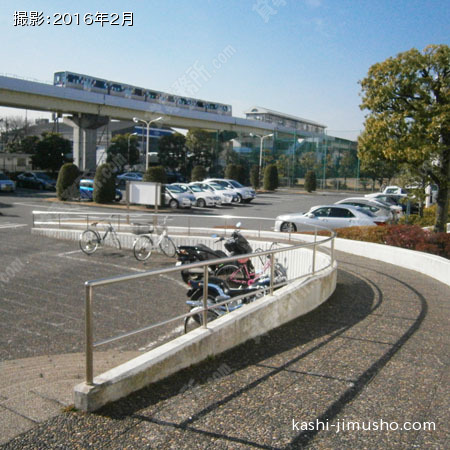 建物前の駐車場