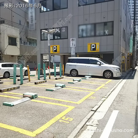ビル敷地内の時間貸し駐車場