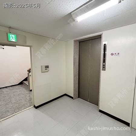 貸室階エレベーターホール
