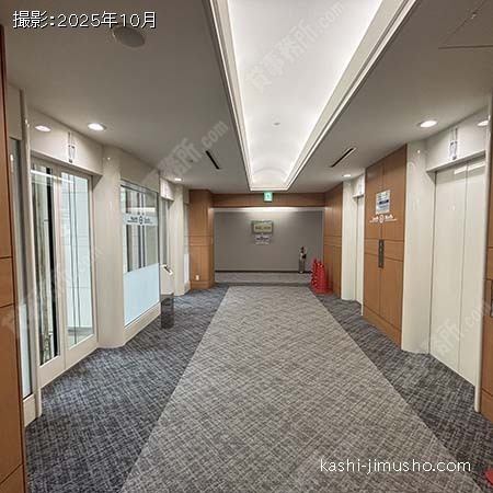貸室階エレベーターホール