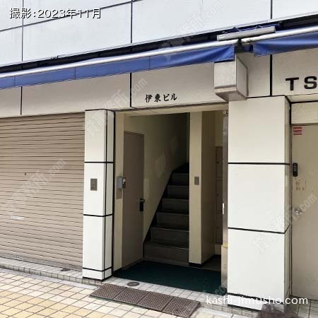 ビル入口前面