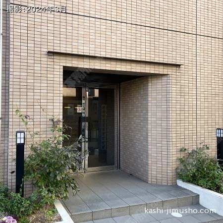 建物入口前面