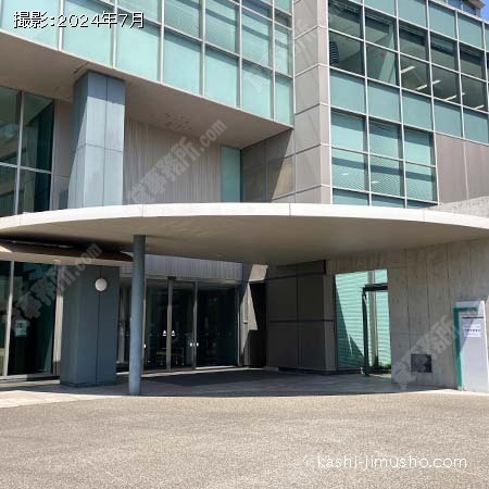 ビル入口前面
