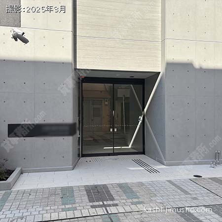 ビル入口前面