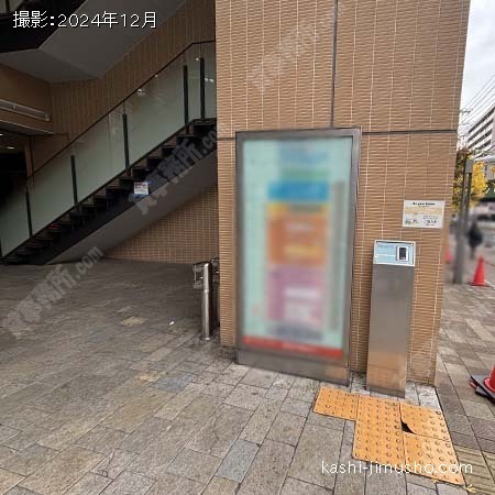 ビル入口前面